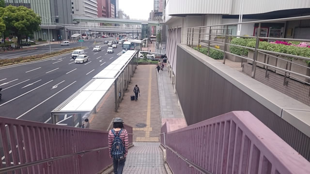 歩道橋おりる